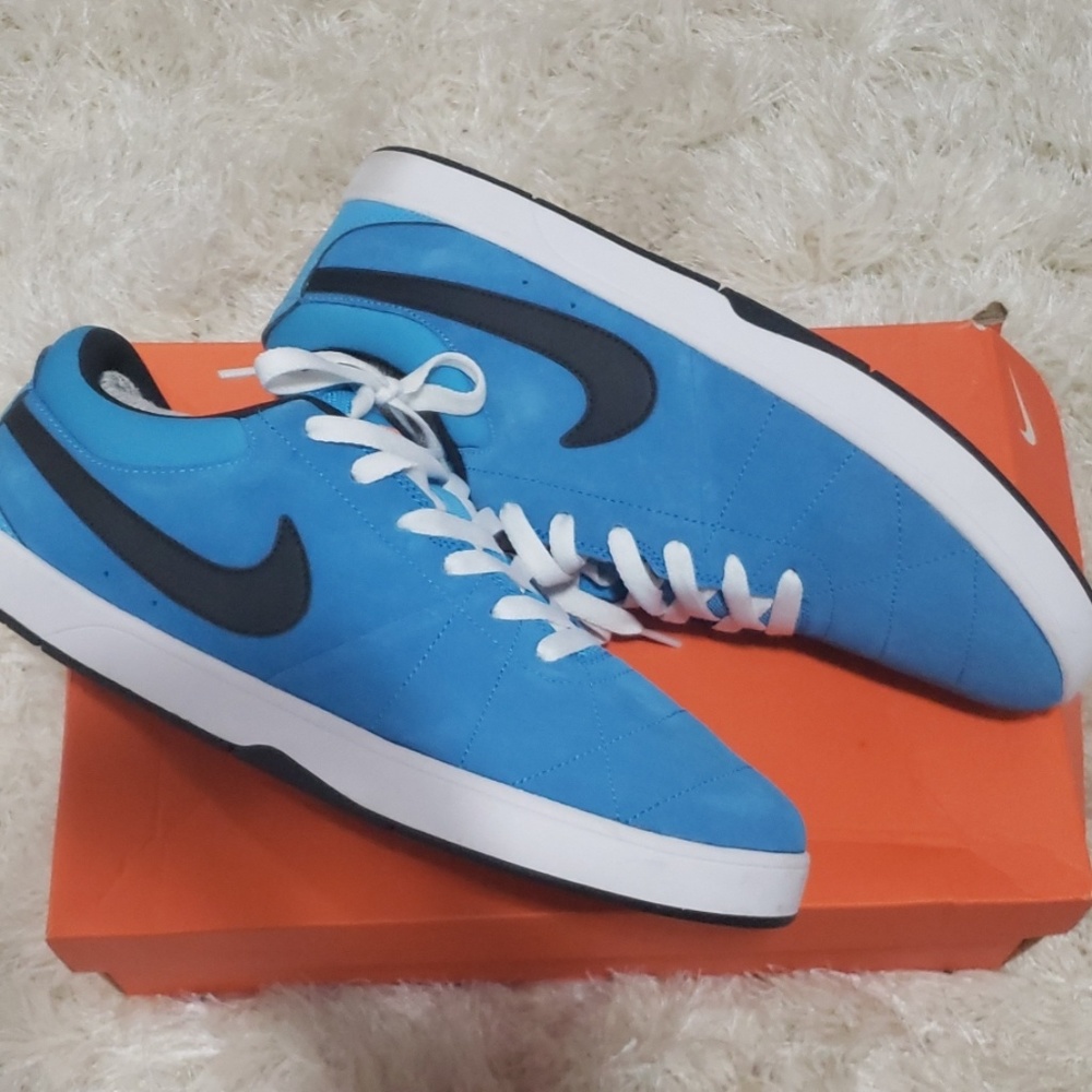 Nike - Picture 2 of 4